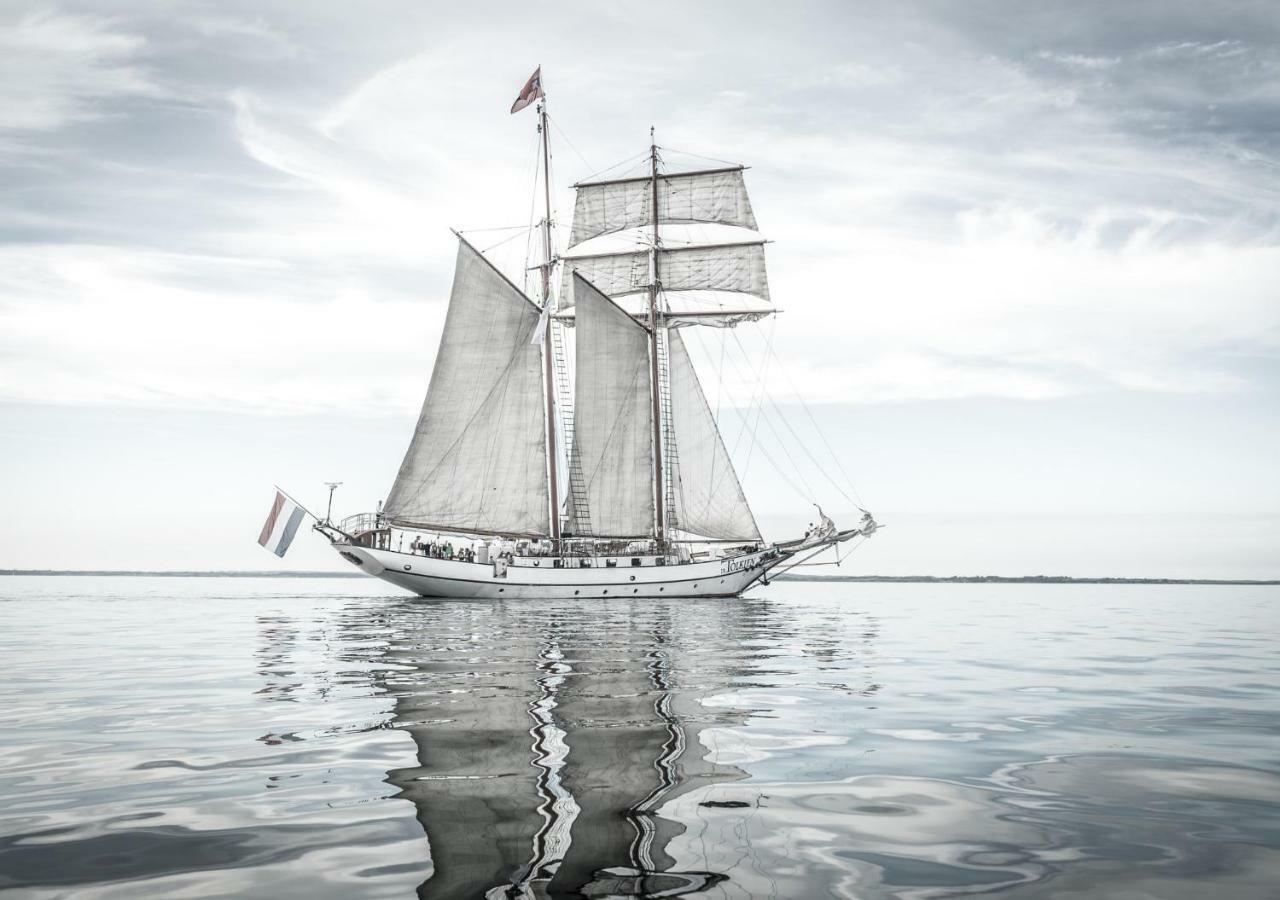 Segelschiff J.R. Tolkien Otel Hamburg Dış mekan fotoğraf