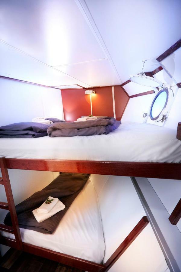 Segelschiff J.R. Tolkien Otel Hamburg Dış mekan fotoğraf